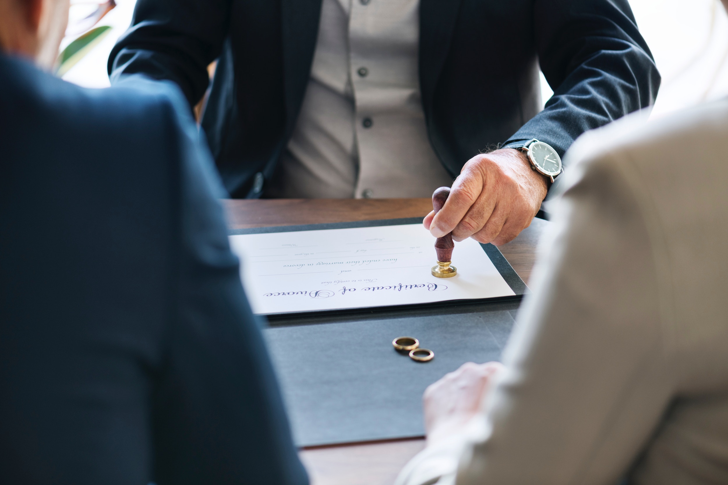 Documentación y certificación sobre una mesa de trabajo.