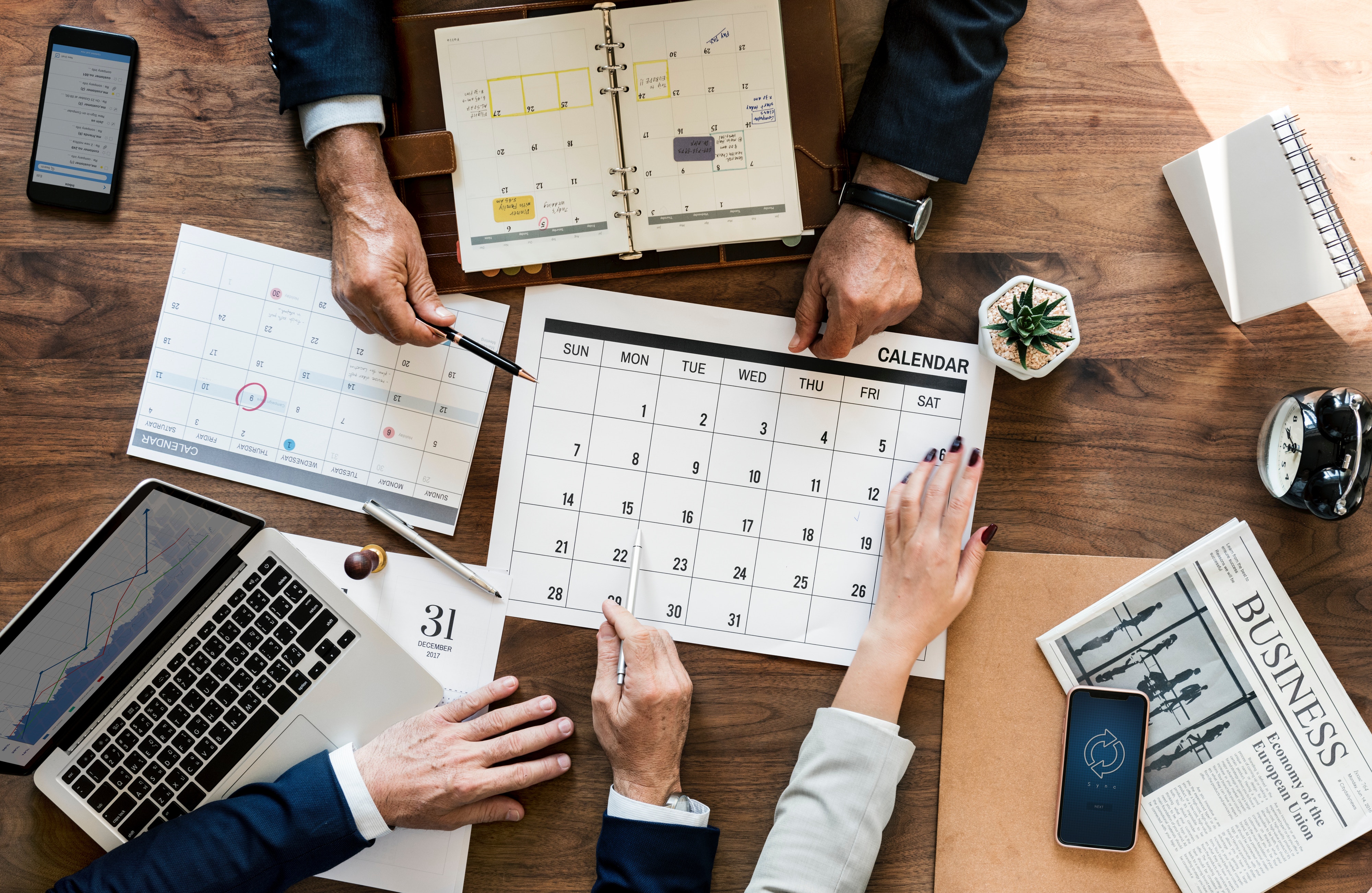 Mesa de trabajo con reportes y planificación financiera.
