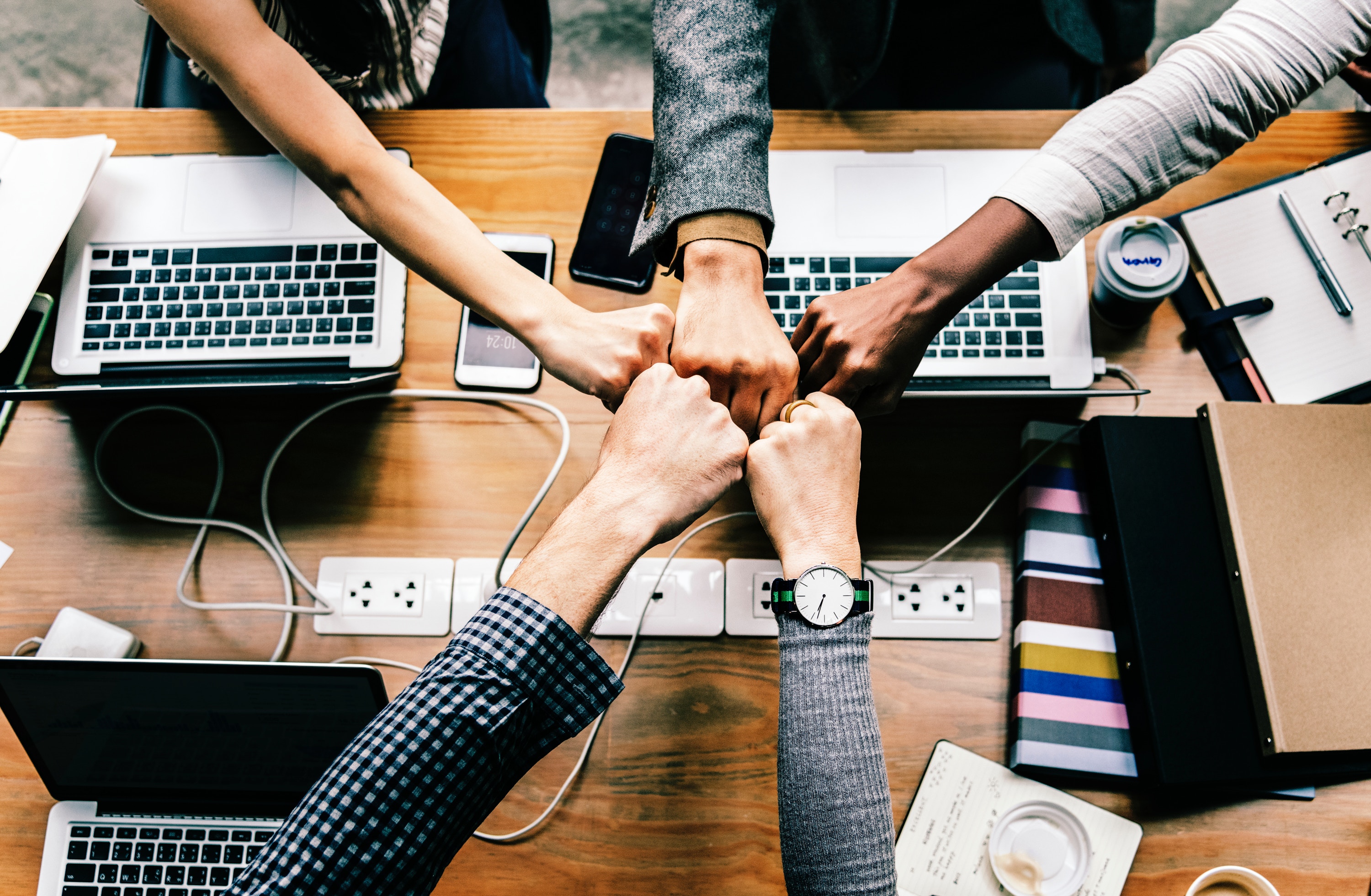 Equipo de consultoría en una reunión de trabajo.