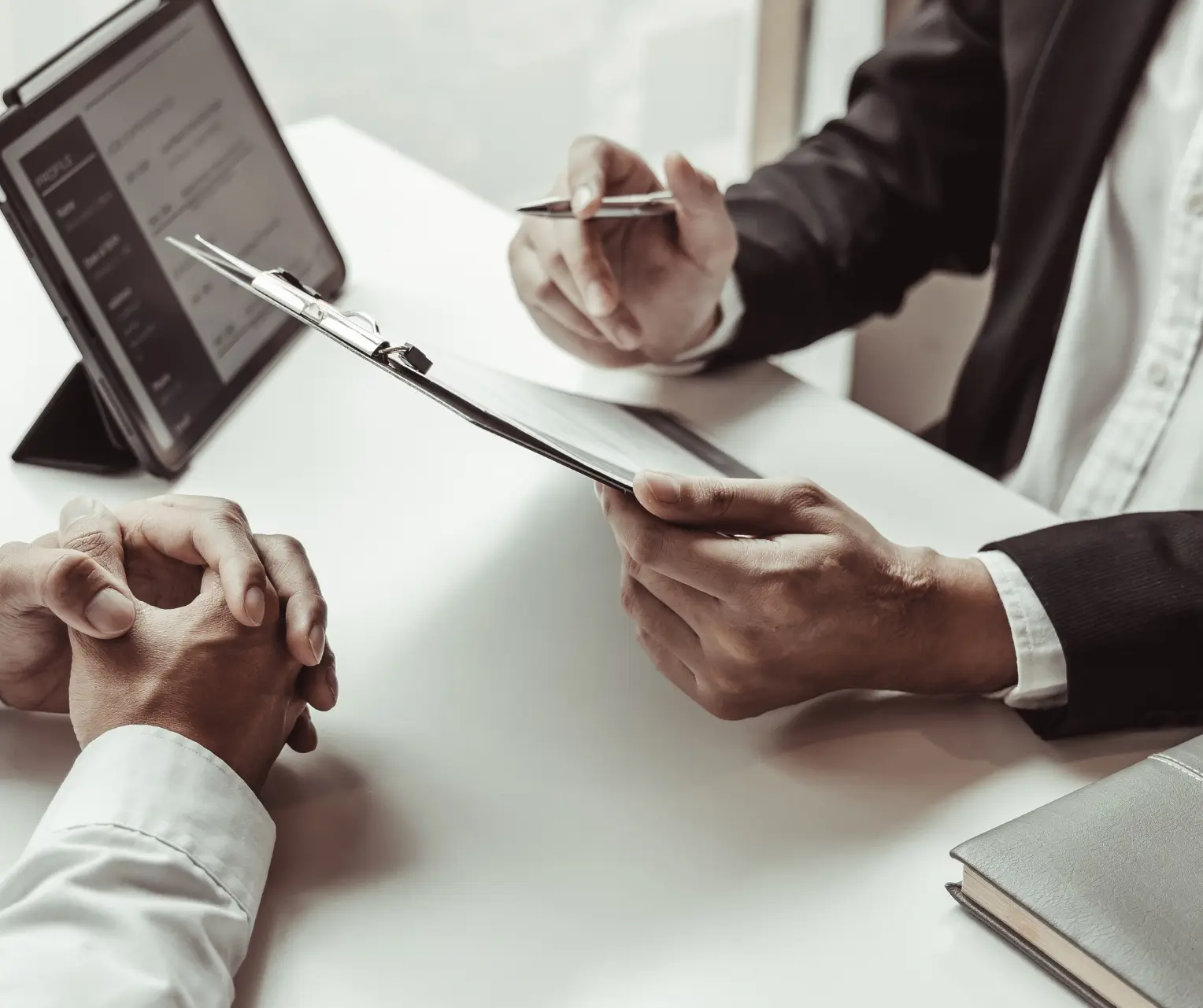 Profesionales de Group Consultores en una reunión de trabajo