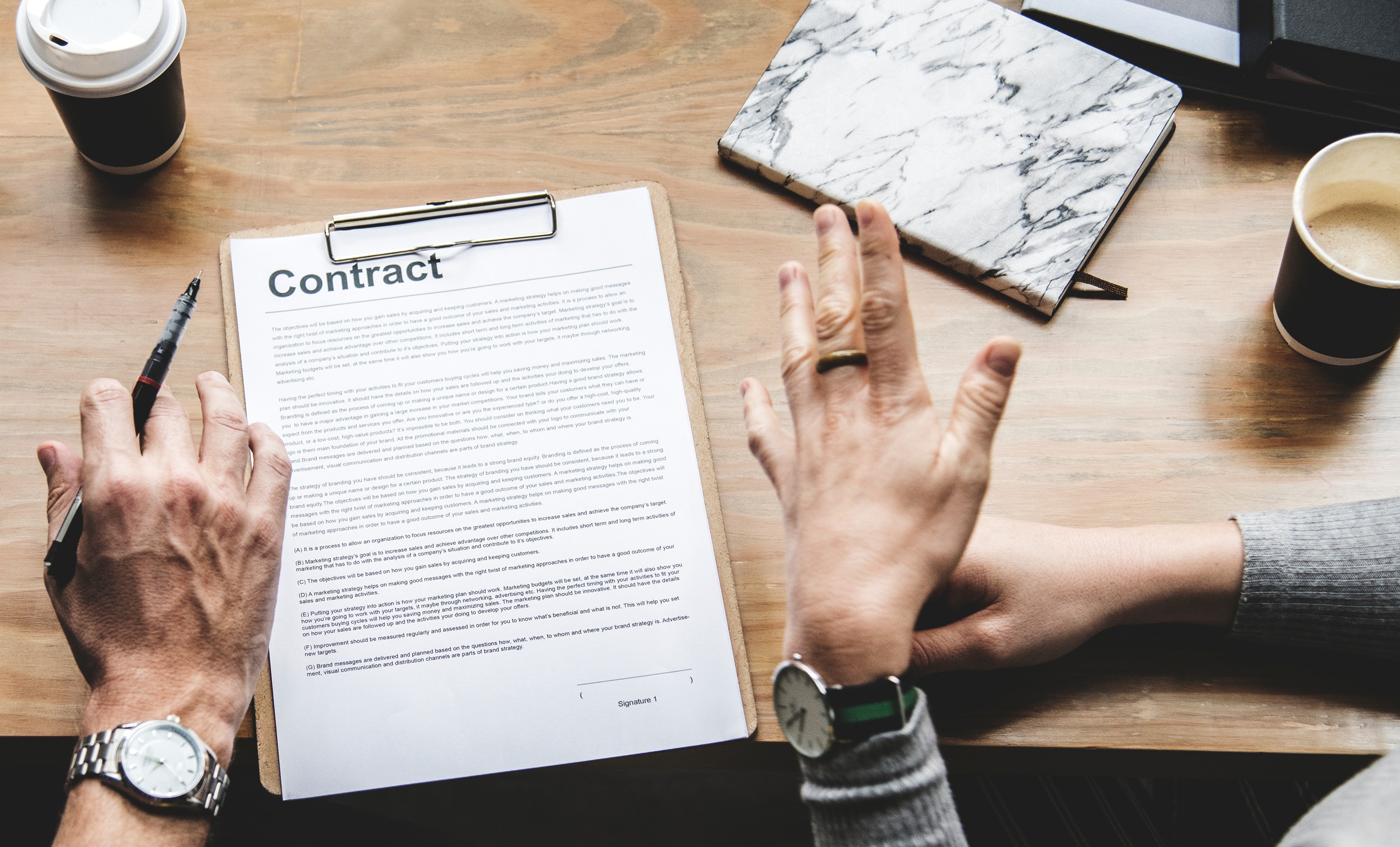 Firma de contrato con clientes